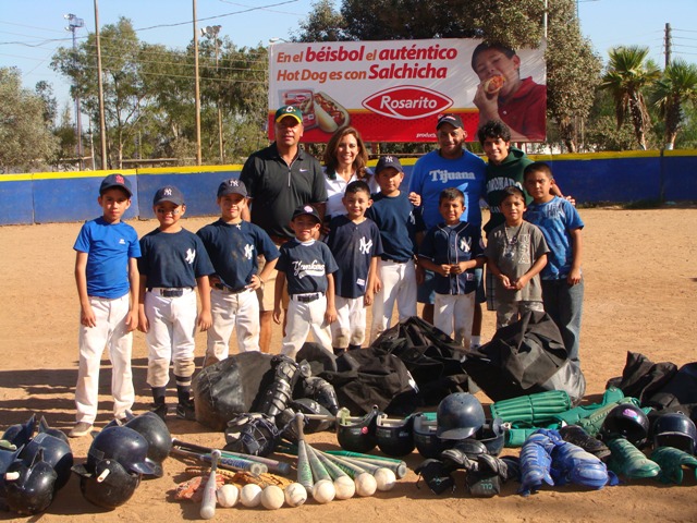 Valle y Soto en la Liga Juvenil Municipal de Tijuana recibe el donativo de equipo de Coronado Litlle League. The Tijuana Little League accepts a donation from Coronado Little League.