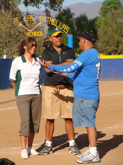 Alejandro y Suzette Valle con Marco Soto, directivo de la Liga Municipal de Tijuana. Alejandro and Suzette Valle with Tijuana Little League official Marco Soto. 