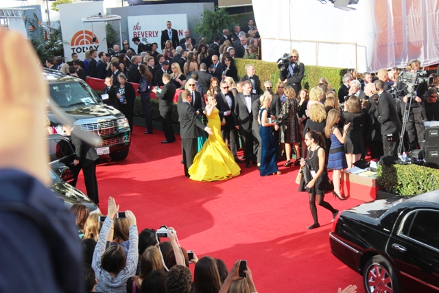 Lena Dunham Golden Globes Wave