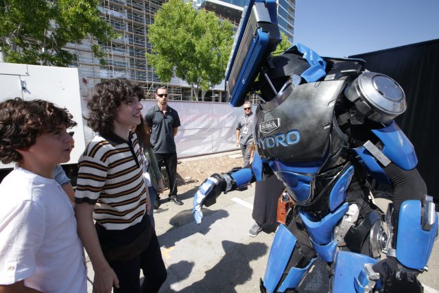 "Stranger Things" Finn Wolfhard Meets Schick Hydrobot